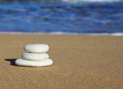 4 Faktor Pembentuk Kenapa Warna Pasir Pantai Bisa Berbeda-beda