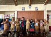 Mahasiswa KKN UNDIP Edukasi Cara Memperpanjang Umur Buku di Perpustakaan Desa Sunggingan