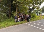 Tingkatkan Keamanan Jalan, Mahasiswa KKN UPGRIS Pasang Reflektor di Dusun Jatirejo