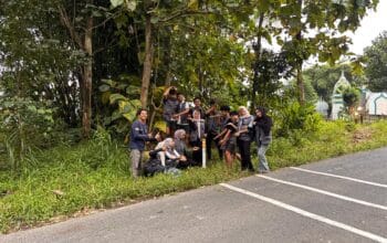 Tingkatkan Keamanan Jalan, Mahasiswa KKN UPGRIS Pasang Reflektor di Dusun Jatirejo