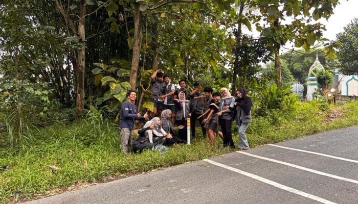 Tingkatkan Keamanan Jalan, Mahasiswa KKN UPGRIS Pasang Reflektor di Dusun Jatirejo