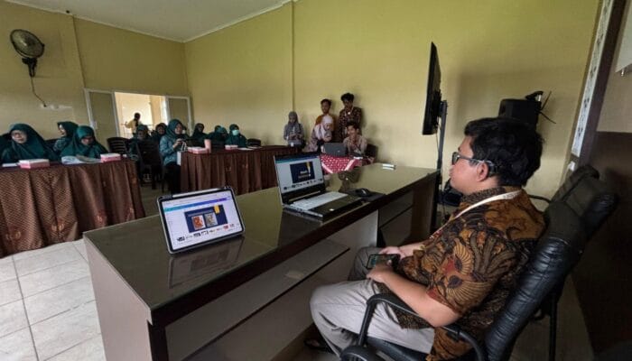 Tingkatkan Daya Saing Produk Lokal, Mahasiswa KKN UNS Gelar Pelatihan Branding Digital di Desa Dibal