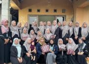Mahasiswa MAHESA UPGRIS Desa Manggungmangu Latih Ibu-Ibu Muslimat Membuat Tas dari Bungkus Kopi Bekas Bernilai Ekonomis