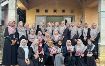 Mahasiswa MAHESA UPGRIS Desa Manggungmangu Latih Ibu-Ibu Muslimat Membuat Tas dari Bungkus Kopi Bekas Bernilai Ekonomis