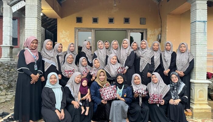 Mahasiswa MAHESA UPGRIS Desa Manggungmangu Latih Ibu-Ibu Muslimat Membuat Tas dari Bungkus Kopi Bekas Bernilai Ekonomis
